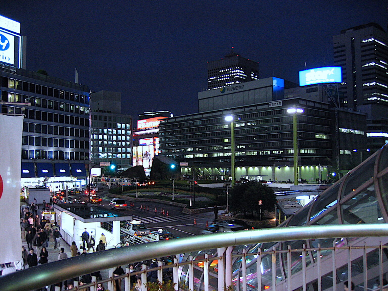 Le-rond-point-apres-Keio-grand-magasin-Shinjku.JPG | Jean-Michel Serres ...