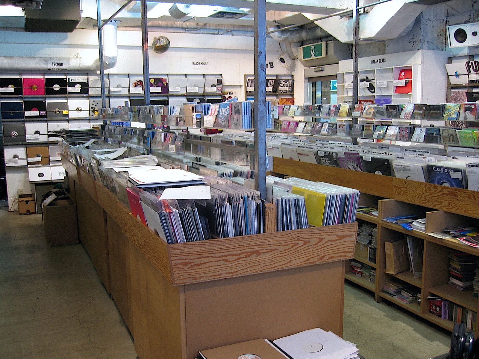 Technique Techno House record shop for DJ shibuya