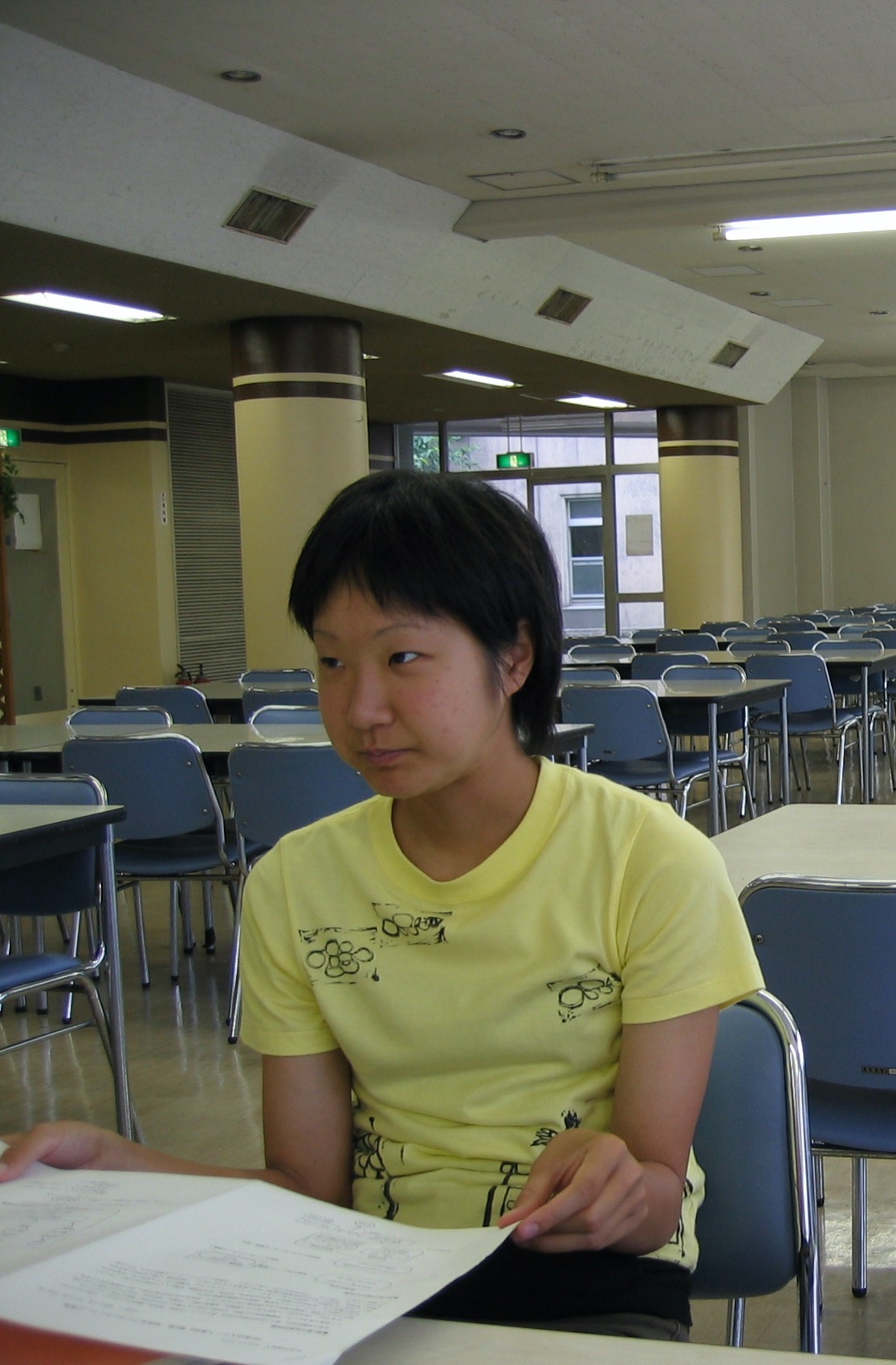 Une amie mignonne au cafeteria de l université